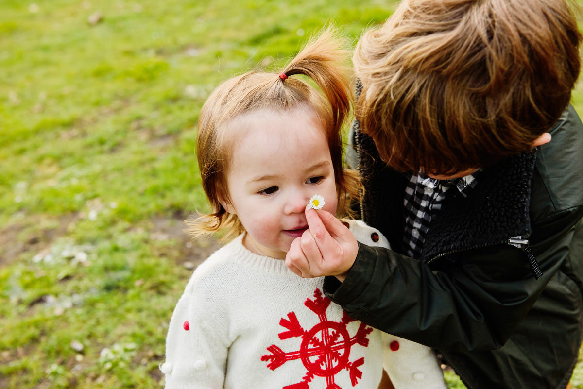 Family candid lifestyle portraits Beacon Hill Park Victoria BC - Photography by FunkyTown Victoria