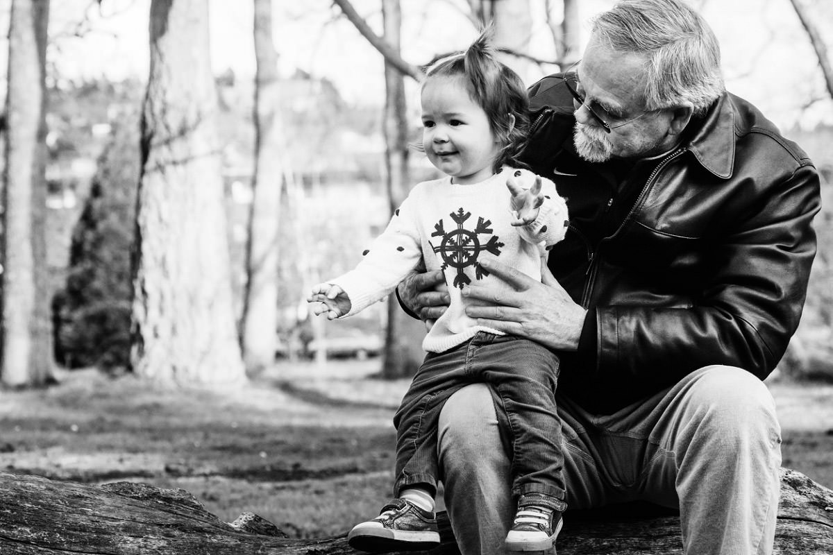 Family candid lifestyle portraits Beacon Hill Park Victoria BC - Photography by FunkyTown Victoria