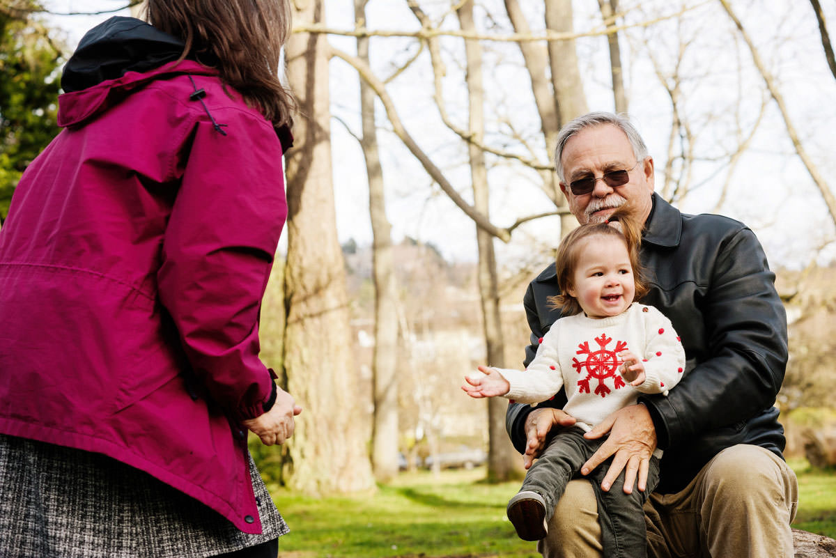 Family candid lifestyle portraits Beacon Hill Park Victoria BC - Photography by FunkyTown Victoria