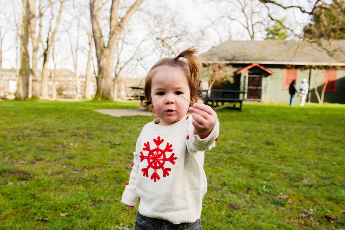 Family candid lifestyle portraits Beacon Hill Park Victoria BC - Photography by FunkyTown Victoria