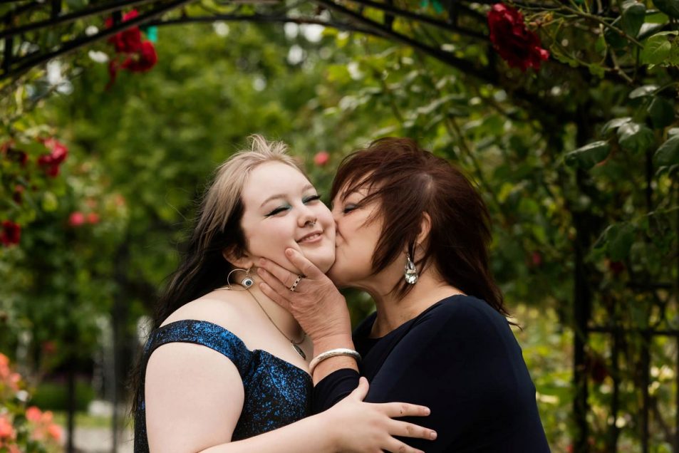 Victoria BC graduation portrait at Beacon HIll Park with family