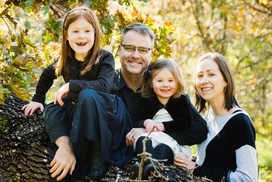 Fun family portrait mini-session in Victoria BC at Government House.