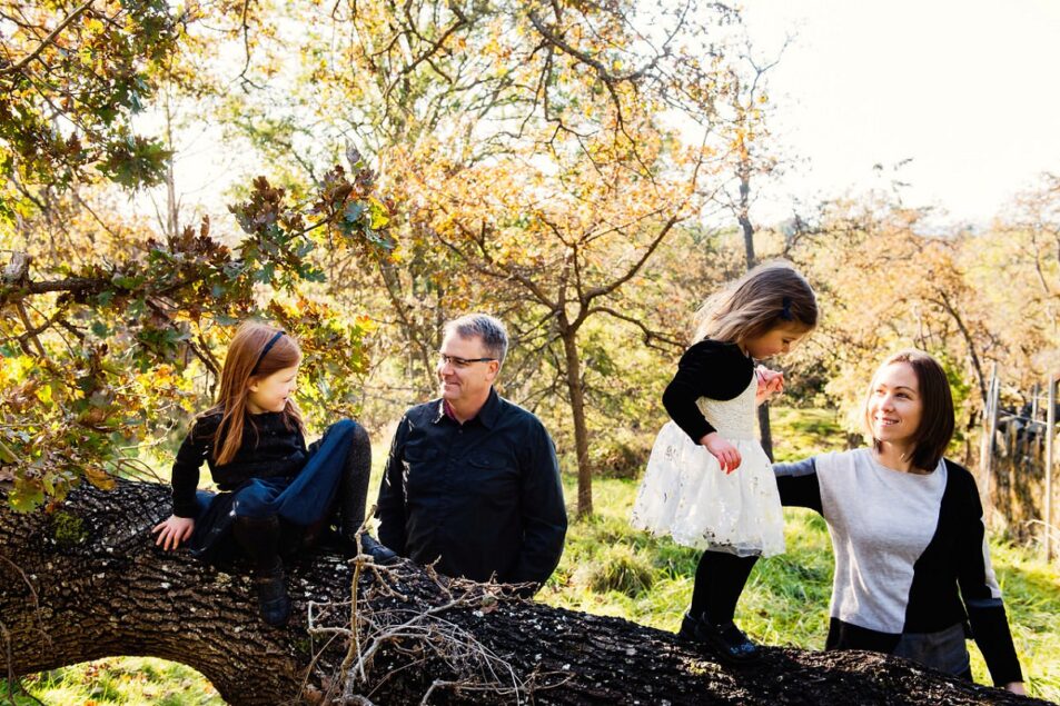 Fun family portrait mini-session in Victoria BC at Government House.