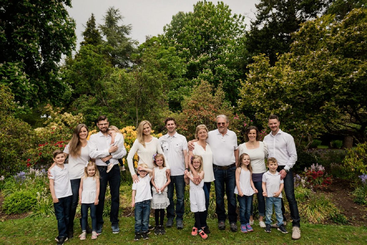 A family reunion portrait in Victoria BC at Beacon Hill Park