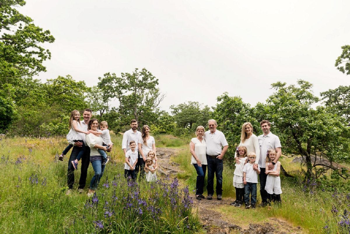 A family reunion portrait in Victoria BC at Beacon Hill Park